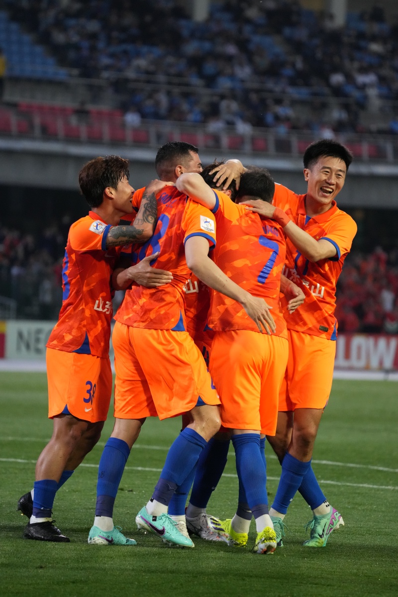 强强对话！中超赛场上演巅峰对决(足球赛场搞笑瞬间)