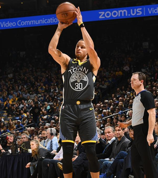 卡利亚里前锋状态火热,连续爆发助球队夺冠有望 卡利亚里前锋状态火热,连续爆发助球队夺冠有望