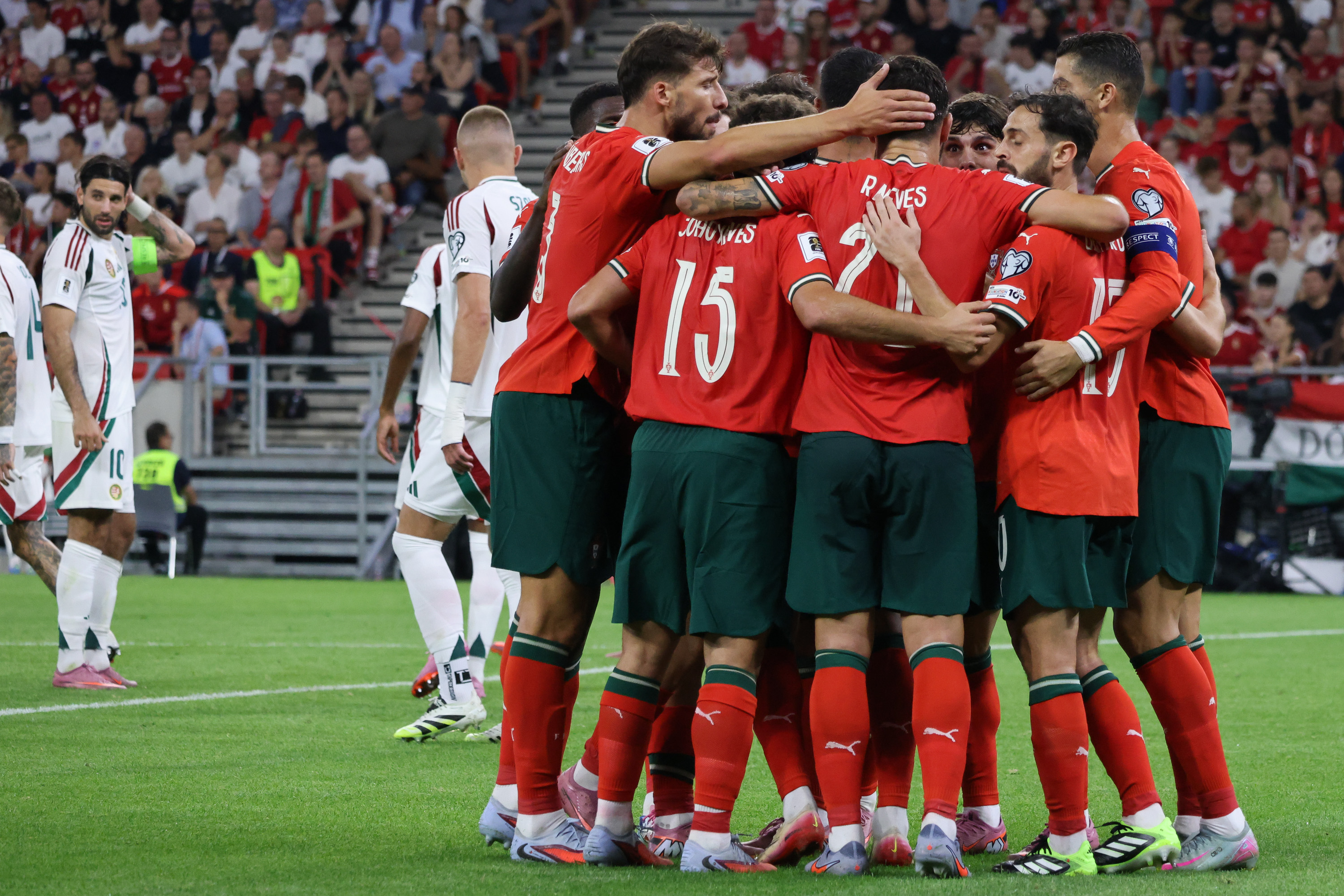 包含匈牙利国家队取得胜利成功晋级欧洲预选赛下一阶段的词条