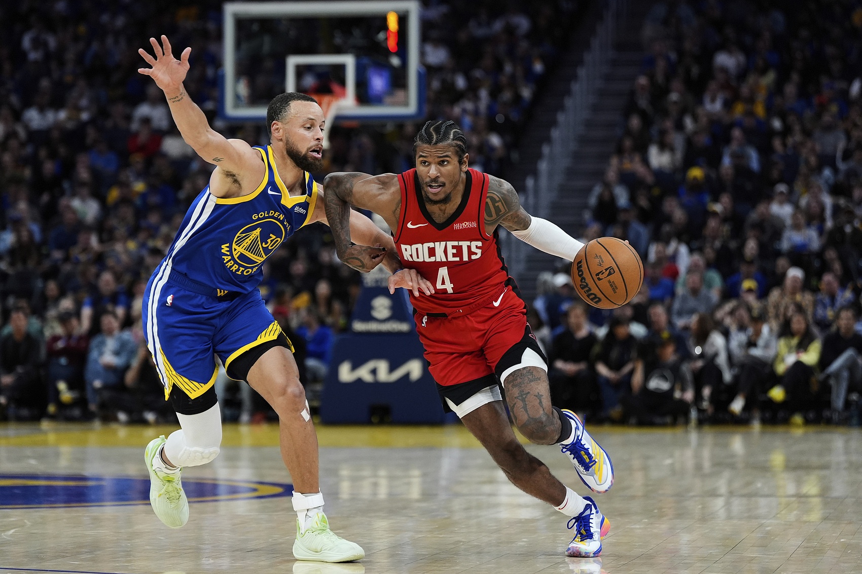 战火连天，赛场上球员们拼尽全力，奋勇争胜的简单介绍